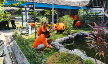 Ciptakan Suasana Nyaman, Warga Binaan Rutan Balikpapan Lakukan Perawatan Taman